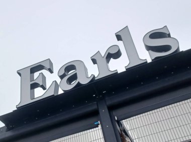 Toronto, ON, Kanada 17 Nisan 2024: Toronto şehir merkezindeki Earls tabelasına bakın. Earls lüks bir lokanta ve bar..