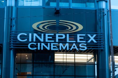 Toronto, ON, Kanada 17 Aralık 2023: Cineplex Sinema Şirketi 'nin tabelasında.