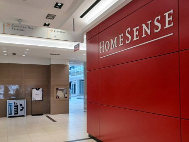 Toronto, ON, Kanada - 17 Nisan 2024 Kanada 'daki Home Sense mağazasının tabelasına bakın