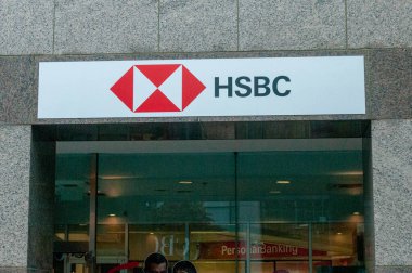 Toronto, ON, Kanada 17 Şubat 2024: HSBC Bank 'ın logosu ve markası. HSBC Holding plc, çok uluslu bir İngiliz bankasıdır..