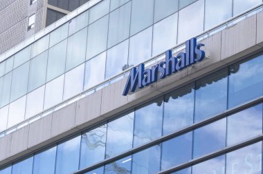 Toronto, ON, Kanada - 30 Ağustos 2023 Toronto 'daki Marshalls mağazasının tabelasına bakın