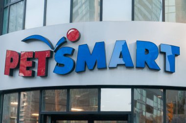 Toronto, ON, Kanada 20 Ağustos 2023: Amerika 'daki Petsmart mağazasının tabelasına bakın.