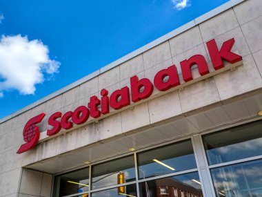 Toronto, ON, Kanada 3 Kasım 2023 Toronto şehir merkezindeki Scotiabank logosu ve markası.