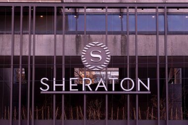 Toronto, ON, Kanada - 20 Şubat 2024: Duvardaki Sheraton Otel tabelasına bakın