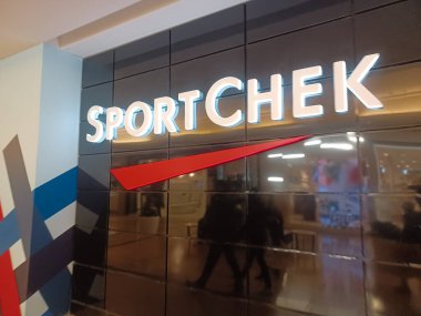 Toronto, ON, Kanada 3 Nisan 2024: Toronto 'daki Sportchek Şirketi tabelasında.