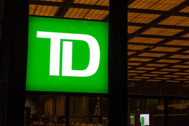 Toronto, ON, Kanada 23 Ağustos 2023 Toronto Dominion Bankası 'nın Toronto' daki binadaki tabelasında.