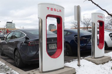 Toronto, ON, Kanada - 9 Ekim 2022: Toronto 'daki Tesla otomobil üretim şirketinin elektrik santralinde görüntüleme