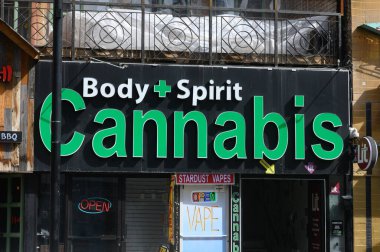 Toronto, ON, Kanada 17 Nisan 2024: Canabis mağazasındaki açık hava manzarası.