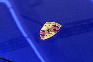 Toronto, ON, Kanada 20 Nisan 2024: Porsche otomobil şirketinin tabelasına bakın.