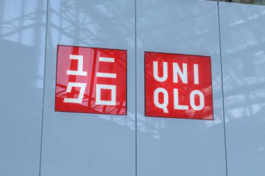 Toronto, ON, Kanada - 30 Ocak 2023: Uni Qlo şirketinin tabelasına bakın