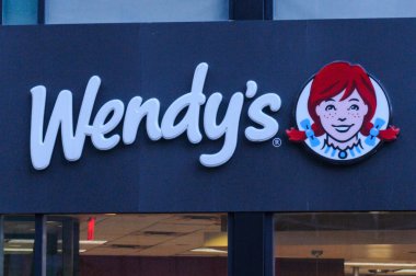 Toronto, ON, Kanada - 11 Eylül 2023 Wendys şirketinin logosuna bakın.