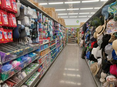 Toronto, On, Kanada - 14 Nisan 2024: Farklı ürünler mağaza raflarında sıralanır