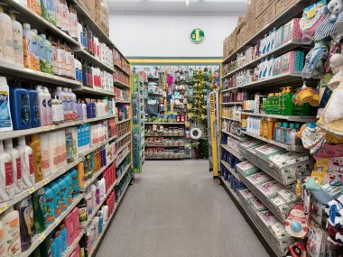 Toronto, On, Kanada - 14 Nisan 2024: Farklı ürünler mağaza raflarında sıralanır