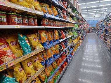 Toronto, On, Kanada - 14 Nisan 2024: Farklı ürünler mağaza raflarında sıralanır