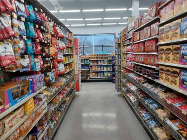 Toronto, On, Kanada - 14 Nisan 2024: Farklı ürünler mağaza raflarında sıralanır