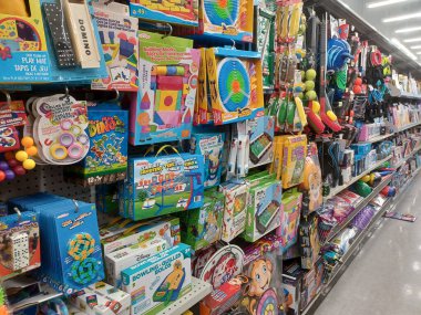 Toronto, On, Kanada - 14 Nisan 2024: Farklı ürünler mağaza raflarında sıralanır