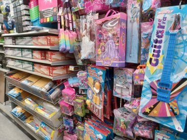 Toronto, On, Kanada - 14 Nisan 2024: Farklı ürünler mağaza raflarında sıralanır