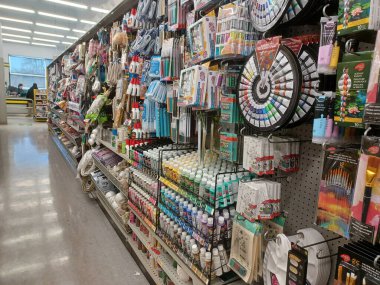 Toronto, On, Kanada - 14 Nisan 2024: Farklı ürünler mağaza raflarında sıralanır