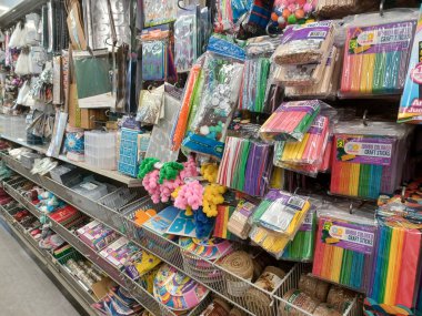 Toronto, On, Kanada - 14 Nisan 2024: Farklı ürünler mağaza raflarında sıralanır