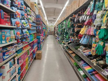 Toronto, On, Kanada - 14 Nisan 2024: Farklı ürünler mağaza raflarında sıralanır