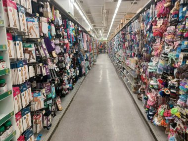 Toronto, On, Kanada - 14 Nisan 2024: Farklı ürünler mağaza raflarında sıralanır