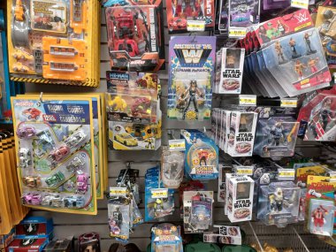 Toronto, On, Kanada - 14 Nisan 2024: Farklı ürünler mağaza raflarında sıralanır