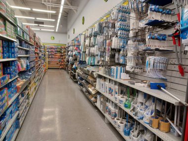 Toronto, On, Kanada - 14 Nisan 2024: Farklı ürünler mağaza raflarında sıralanır