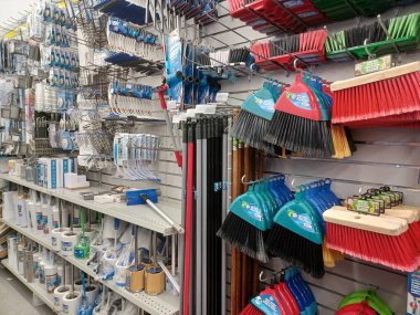 Toronto, On, Kanada - 14 Nisan 2024: Farklı ürünler mağaza raflarında sıralanır