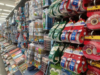 Toronto, On, Kanada - 14 Nisan 2024: Farklı ürünler mağaza raflarında sıralanır