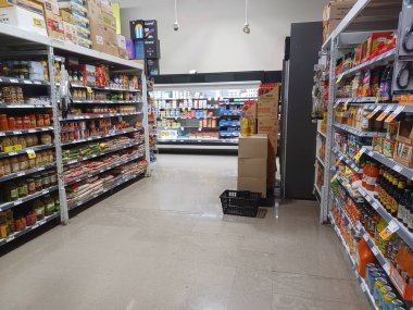 Toronto, On, Kanada - 14 Nisan 2024: Kanada 'daki FreshCo marketinin raflarına bakın