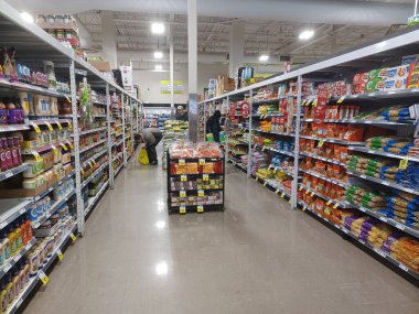 Toronto, On, Kanada - 14 Nisan 2024: Kanada 'daki FreshCo marketinin raflarına bakın