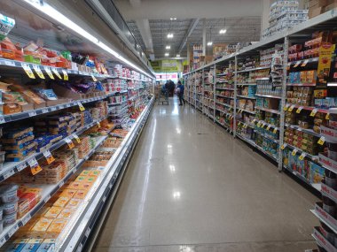 Toronto, On, Kanada - 14 Nisan 2024: Kanada 'daki FreshCo marketinin raflarına bakın