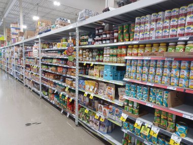 Toronto, On, Kanada - 14 Nisan 2024: Kanada 'daki FreshCo marketinin raflarına bakın