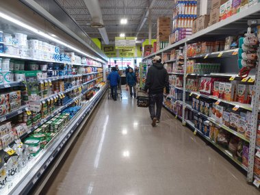 Toronto, On, Kanada - 14 Nisan 2024: Kanada 'daki FreshCo marketinin raflarına bakın