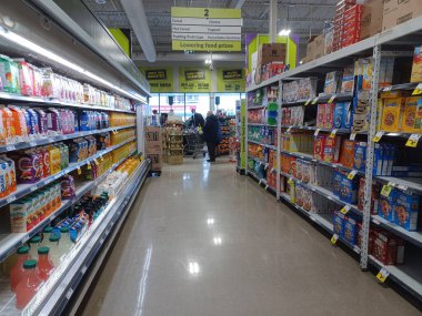 Toronto, On, Kanada - 14 Nisan 2024: Kanada 'daki FreshCo marketinin raflarına bakın