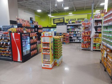 Toronto, On, Kanada - 14 Nisan 2024: Kanada 'daki FreshCo marketinin raflarına bakın