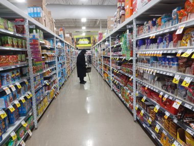Toronto, On, Kanada - 14 Nisan 2024: Kanada 'daki FreshCo marketinin raflarına bakın