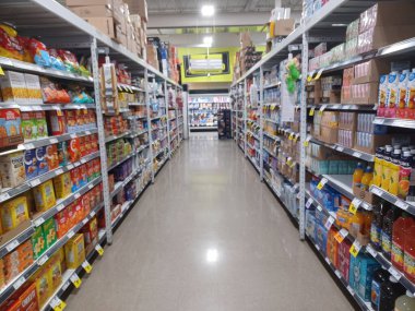 Toronto, On, Kanada - 14 Nisan 2024: Kanada 'daki FreshCo marketinin raflarına bakın
