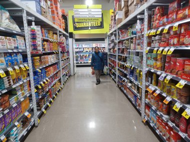Toronto, On, Kanada - 14 Nisan 2024: Kanada 'daki FreshCo marketinin raflarına bakın