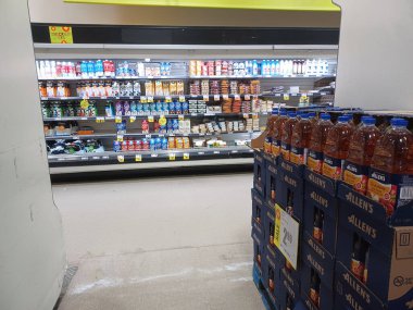 Toronto, On, Kanada - 14 Nisan 2024: Kanada 'daki FreshCo marketinin raflarına bakın