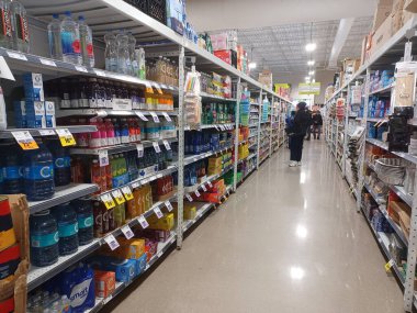 Toronto, On, Kanada - 14 Nisan 2024: Kanada 'daki FreshCo marketinin raflarına bakın