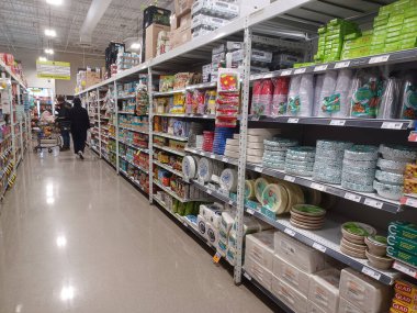 Toronto, On, Kanada - 14 Nisan 2024: Kanada 'daki FreshCo marketinin raflarına bakın