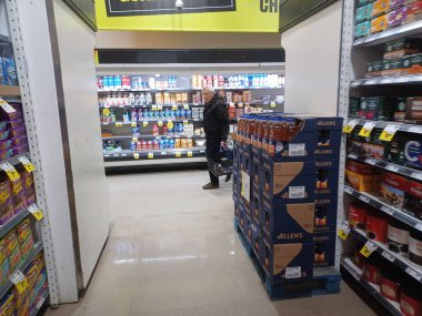 Toronto, On, Kanada - 14 Nisan 2024: Kanada 'daki FreshCo marketinin raflarına bakın