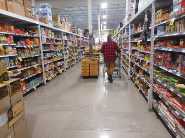 Toronto, On, Kanada - 14 Nisan 2024: Kanada 'daki FreshCo marketinin raflarına bakın