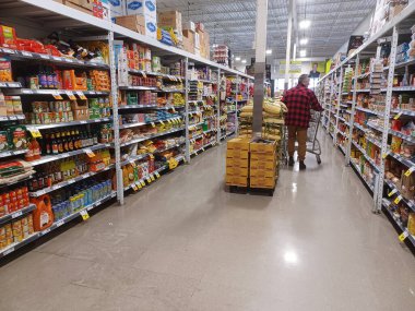 Toronto, On, Kanada - 14 Nisan 2024: Kanada 'daki FreshCo marketinin raflarına bakın