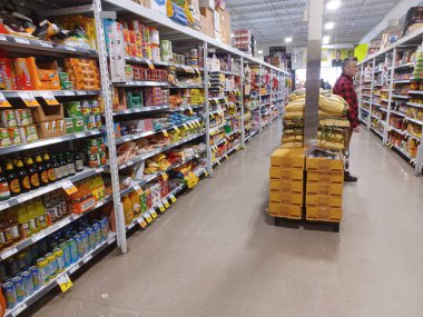 Toronto, On, Kanada - 14 Nisan 2024: Kanada 'daki FreshCo marketinin raflarına bakın