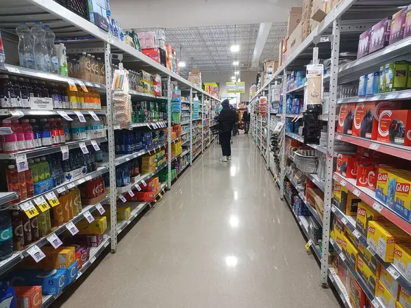 Toronto, On, Kanada - 14 Nisan 2024: Kanada 'daki FreshCo marketinin raflarına bakın