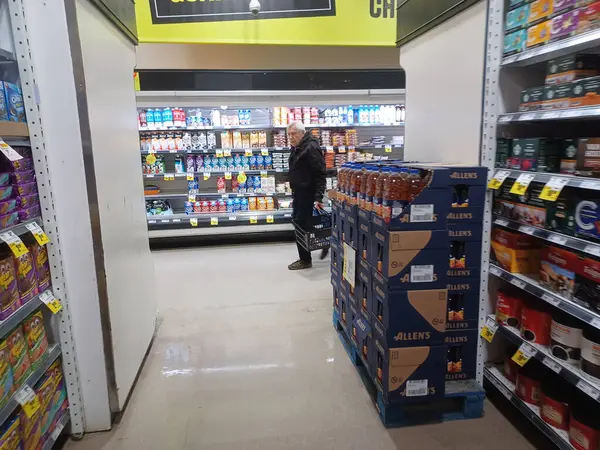 Toronto, On, Kanada - 14 Nisan 2024: Kanada 'daki FreshCo marketinin raflarına bakın