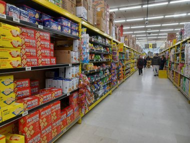 Toronto, On, Kanada - 13 Nisan 2024: Kanada 'daki No Frills marketindeki rafların iç görünümü