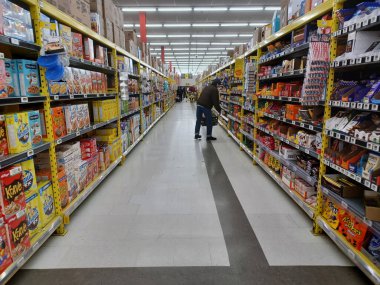 Toronto, On, Kanada - 13 Nisan 2024: Kanada 'daki No Frills marketindeki rafların iç görünümü